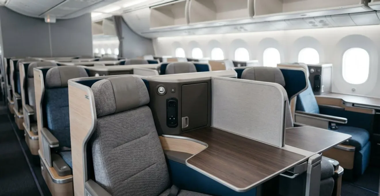 Business Class Sitz mit Arbeitsbereich während eines Transatlantikflugs