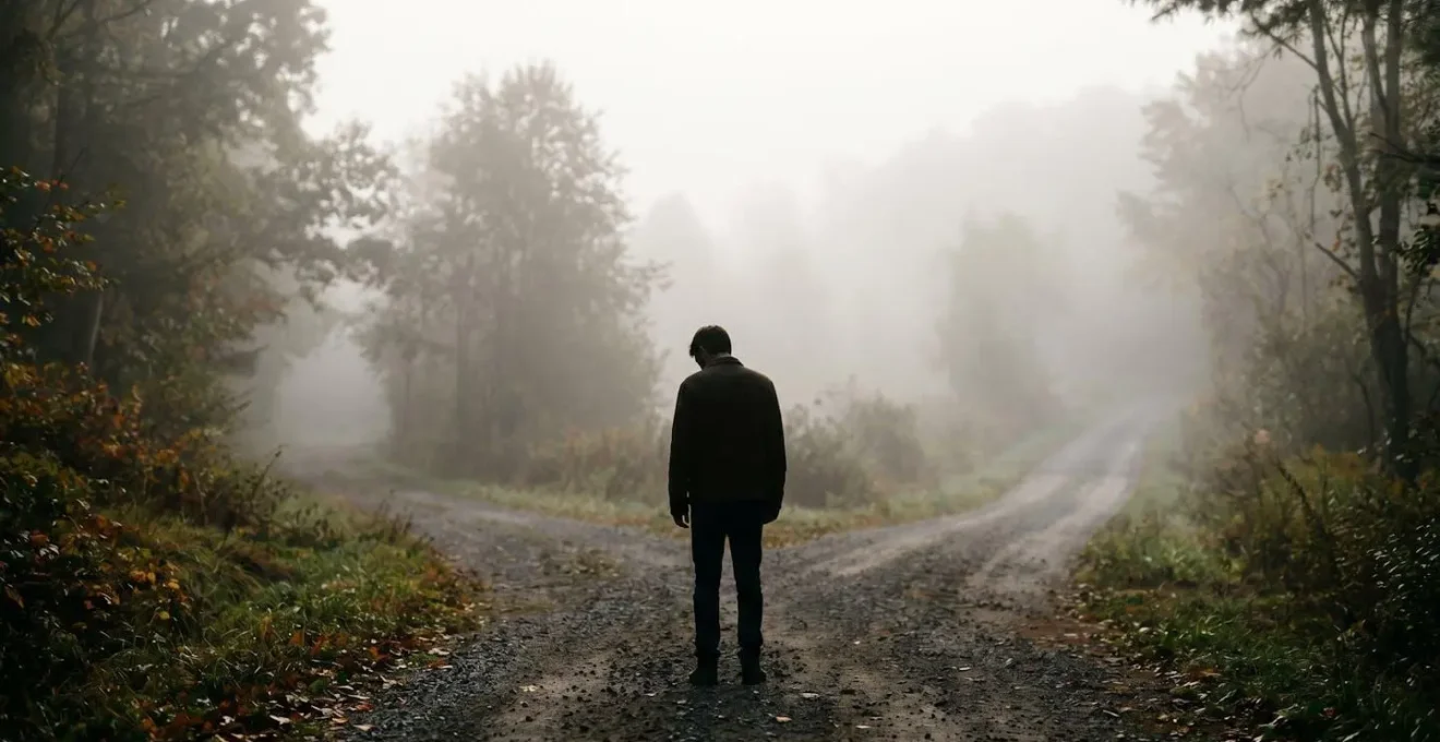 Metaphorische Darstellung einer Weggabelung bei Nebel ohne erkennbare Beschilderung