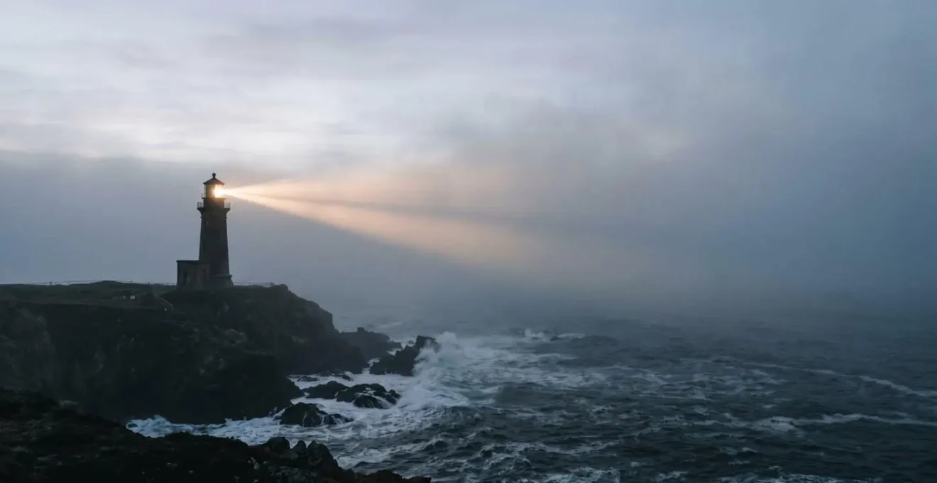Leuchtturm durchbricht dichten Nebel über rauer See als Symbol für Orientierung in unsicheren Märkten